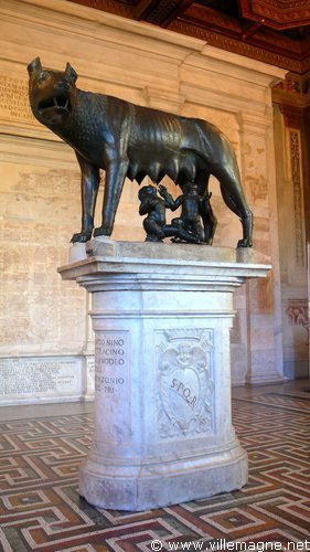 La louve romaine - l’animal est une sculpture étrusque ; Romulus et Remus ont été ajoutés à la Renaissance La louve romaine - l’animal est une sculpture étrusque ; Romulus et Remus ont été ajoutés à la Renaissance