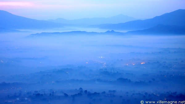 La plaine au pied du monastère du Monte Cassino La plaine au pied du monastère du Monte Cassino