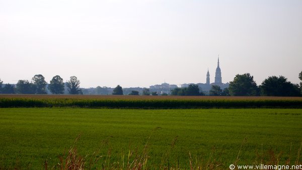 La plaine du Pô près de Novare - Au fond, la flèche haute de 121 mètres de la basilique néoclassique San Gaudenzio de Novare La plaine du Pô près de Novare - Au fond, la flèche haute de 121 mètres de la basilique néoclassique San Gaudenzio de Novare