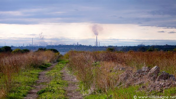 La raffinerie de Tarente, de l’autre côté du Mare Piccolo La raffinerie de Tarente, de l’autre côté du Mare Piccolo
