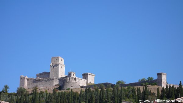 La <em>Rocca</em> d’Assise, château fortifié qui domine la ville La <em>Rocca</em> d’Assise, château fortifié qui domine la ville