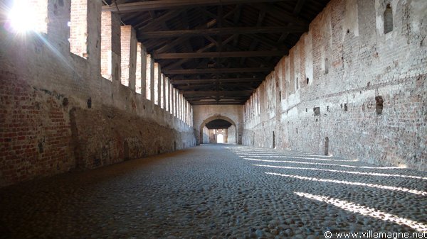 La rue couverte à Vigevano - XIVe siècle La rue couverte à Vigevano - XIVe siècle