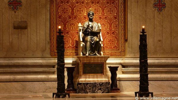 La statue de saint Pierre par Arnolfo di Cambiao (XIIIe siècle) dans la basilique Saint-Pierre de Rome La statue de saint Pierre par Arnolfo di Cambiao (XIIIe siècle) dans la basilique Saint-Pierre de Rome