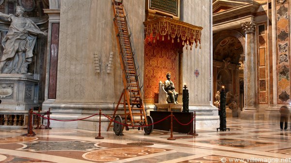 La statue de saint Pierre par Arnolfo di Cambiao (XIIIe siècle) dans la basilique Saint-Pierre de Rome La statue de saint Pierre par Arnolfo di Cambiao (XIIIe siècle) dans la basilique Saint-Pierre de Rome