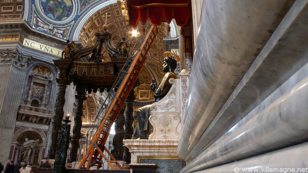 La statue de saint Pierre par Arnolfo di Cambiao (XIIIe siècle) dans la basilique Saint-Pierre de Rome La statue de saint Pierre par Arnolfo di Cambiao (XIIIe siècle) dans la basilique Saint-Pierre de Rome