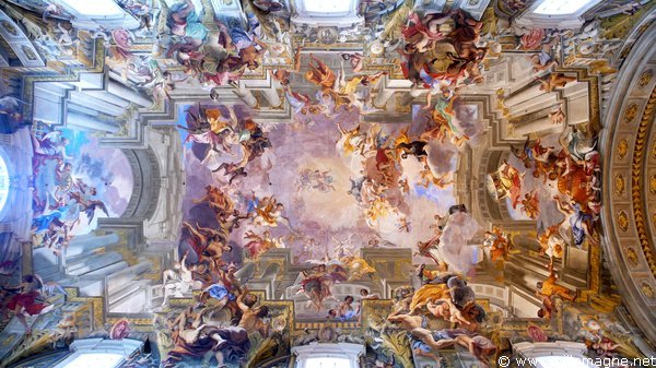 La voûte de l’église Saint-Ignace, peinte par le peintre jésuite Andrea Pozzo La voûte de l’église Saint-Ignace, peinte par le peintre jésuite Andrea Pozzo