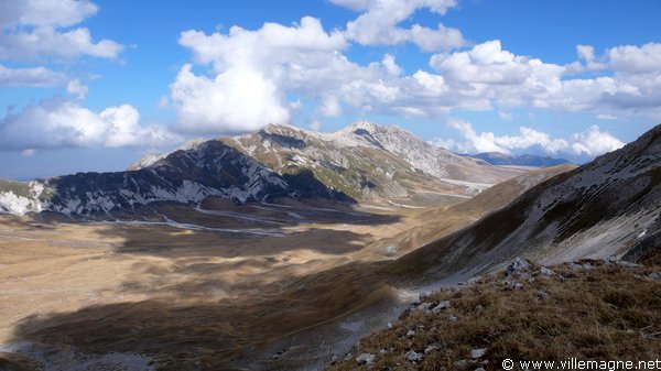 Le <em>Campo Imperatore</em>, haut plateau dans les Abruzzes, parfois appelé « le petit Tibet italien» Le <em>Campo Imperatore</em>, haut plateau dans les Abruzzes, parfois appelé « le petit Tibet italien»