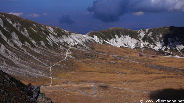 Le <em>Campo Imperatore</em>, haut plateau dans les Abruzzes, parfois appelé « le petit Tibet italien» Le <em>Campo Imperatore</em>, haut plateau dans les Abruzzes, parfois appelé « le petit Tibet italien»
