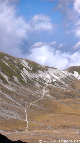 Le <em>Campo Imperatore</em>, haut plateau dans les Abruzzes, parfois appelé « le petit Tibet italien» Le <em>Campo Imperatore</em>, haut plateau dans les Abruzzes, parfois appelé « le petit Tibet italien»