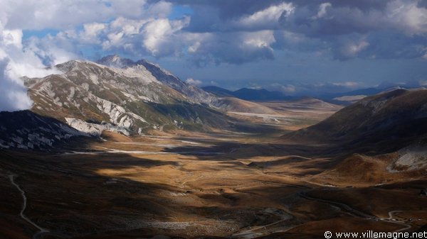 Le <em>Campo Imperatore</em>, haut plateau dans les Abruzzes, parfois appelé « le petit Tibet italien» Le <em>Campo Imperatore</em>, haut plateau dans les Abruzzes, parfois appelé « le petit Tibet italien»