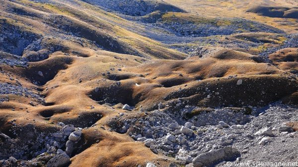 Le ‘Campo Imperatore’, haut plateau dans les Abruzzes, parfois appelé « le petit Tibet italien» Le ‘Campo Imperatore’, haut plateau dans les Abruzzes, parfois appelé « le petit Tibet italien»