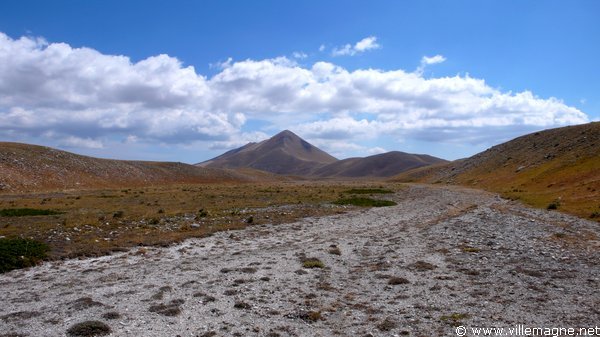 Le ‘Campo Imperatore’, haut plateau dans les Abruzzes, parfois appelé « le petit Tibet italien» Le ‘Campo Imperatore’, haut plateau dans les Abruzzes, parfois appelé « le petit Tibet italien»