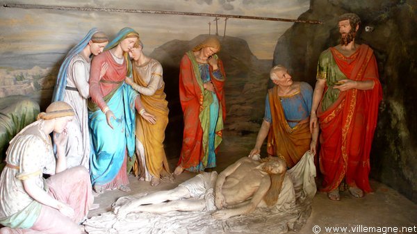 Le Christ est enveloppé dans un suaire avant sa mise au tombeau