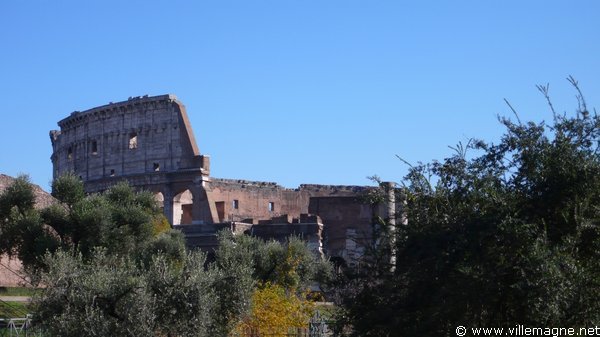 Le Colisée vu depuis le Forum romain Le Colisée vu depuis le Forum romain