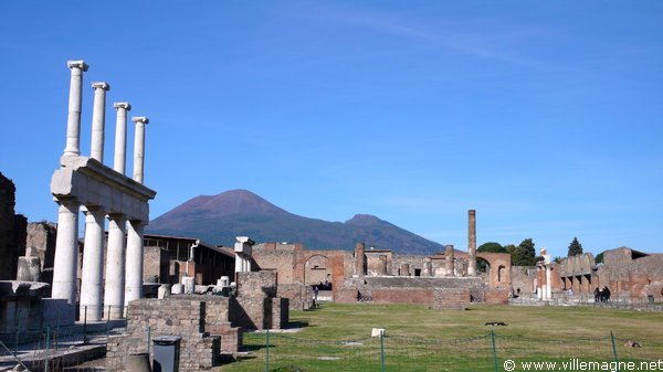 Le forum de Pompéi - Au fond, le Vésuve Le forum de Pompéi - Au fond, le Vésuve