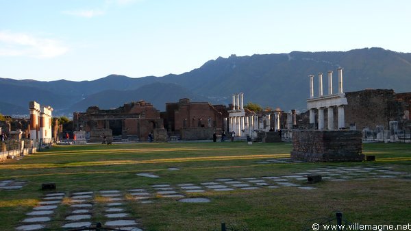 Le forum de Pompéi Le forum de Pompéi