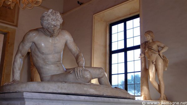 Le <em><strong>Gaulois mourant</strong></em> ou <em><strong>Galate mourant</strong></em>, copie romaine en marbre d’un original grec perdu, vraisemblablement exécuté en bronze, commandée entre 230 et 220 av. J.-C. par Attale Ier de Pergame pour commémorer sa victoire sur les Galates. Le <em><strong>Gaulois mourant</strong></em> ou <em><strong>Galate mourant</strong></em>, copie romaine en marbre d’un original grec perdu, vraisemblablement exécuté en bronze, commandée entre 230 et 220 av. J.-C. par Attale Ier de Pergame pour commémorer sa victoire sur les Galates.