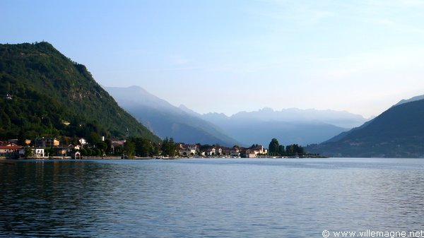 Le lac d’Orta, vu depuis les rives de Pella Le lac d’Orta, vu depuis les rives de Pella