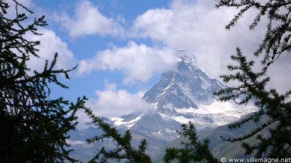 Le mont Cervin (ou Matterhorn), vu depuis la vallée de Zermatt Le mont Cervin (ou Matterhorn), vu depuis la vallée de Zermatt