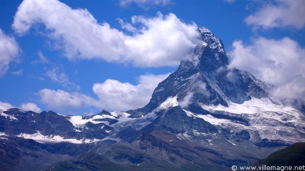 Le mont Cervin (ou Matterhorn), vu depuis la vallée de Zermatt Le mont Cervin (ou Matterhorn), vu depuis la vallée de Zermatt