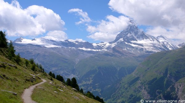 Le mont Cervin (ou Matterhorn), vu depuis la vallée de Zermatt Le mont Cervin (ou Matterhorn), vu depuis la vallée de Zermatt