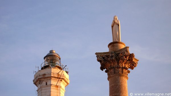 Le phare de Leuca et Basilique et la colonne qui marque le lieu où, selon la tradition, saint Pierre aurait prêché pour la première fois en Italie après son débarquement à Leuca en provenance de Terre sainte Le phare de Leuca et Basilique et la colonne qui marque le lieu où, selon la tradition, saint Pierre aurait prêché pour la première fois en Italie après son débarquement à Leuca en provenance de Terre sainte