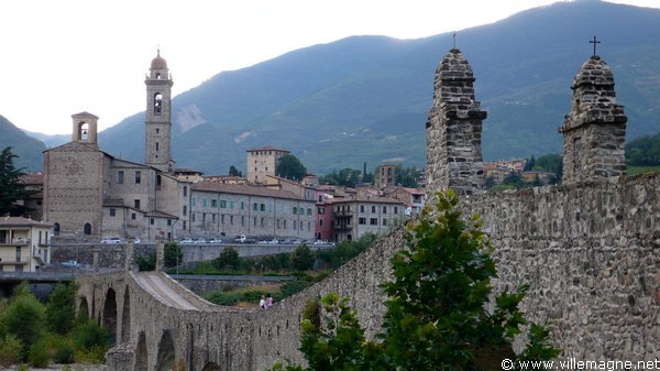 Le pont du diable à Bobbio - au fond : la cathédrale Le pont du diable à Bobbio - au fond : la cathédrale