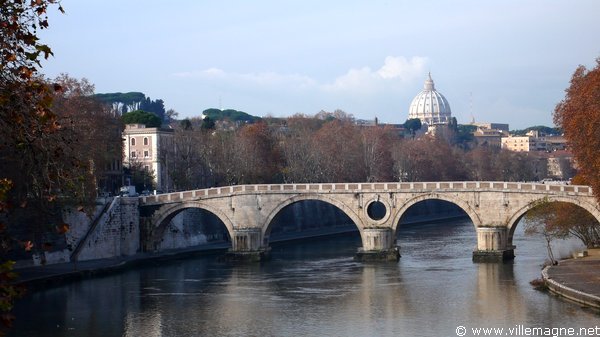 Le pont Sixte et la coupole de Saint-Pierre - Le cylindre évidé dans le pont servait à faciliter le passage de l’eau lors des crues du Tibre Le pont Sixte et la coupole de Saint-Pierre - Le cylindre évidé dans le pont servait à faciliter le passage de l’eau lors des crues du Tibre