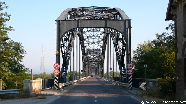 Le pont sur le Pô entre Sannazzaro et Cornale Le pont sur le Pô entre Sannazzaro et Cornale
