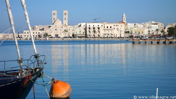 Le port de Molfetta - Au fond, la cathédrale Le port de Molfetta - Au fond, la cathédrale