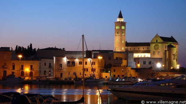Le port de Trani, dominé par le clocher de la cathédrale Le port de Trani, dominé par le clocher de la cathédrale