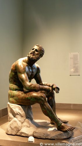 Le pugiliste assis - Bronze grec du Ier siècle avant J.-C. Le pugiliste assis - Bronze grec du Ier siècle avant J.-C.
