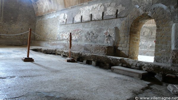 Le <em>tepidarium</em> (salle tiède) des thermes d’Herculanum