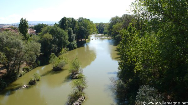 Le Tibre, à l’est de Pérouse Le Tibre, à l’est de Pérouse