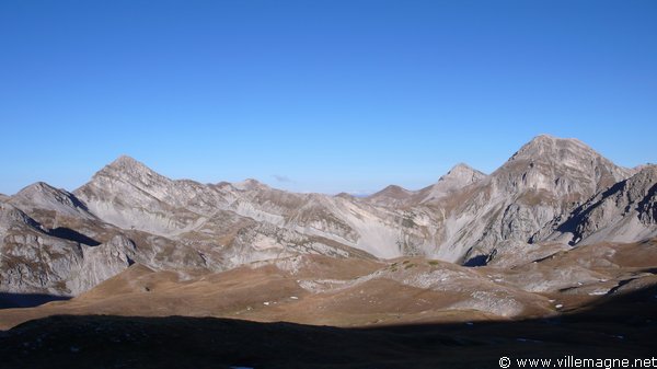 Les Abruzzes au pied du Corno Grande Les Abruzzes au pied du Corno Grande