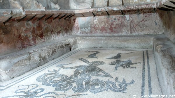 Les thermes des femmes à Herculanum : le vestiaire Les thermes des femmes à Herculanum : le vestiaire
