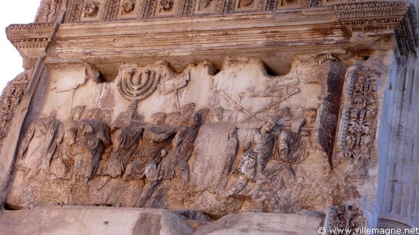Les trophées de la prise de Jérusalem sur l’arc de Titus Les trophées de la prise de Jérusalem sur l’arc de Titus