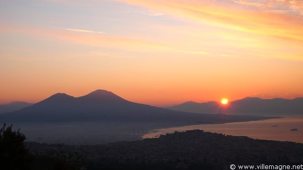 Lever de soleil sur la baie de Naples et le Vésuve, vu depuis le monastère des Camaldules Lever de soleil sur la baie de Naples et le Vésuve, vu depuis le monastère des Camaldules