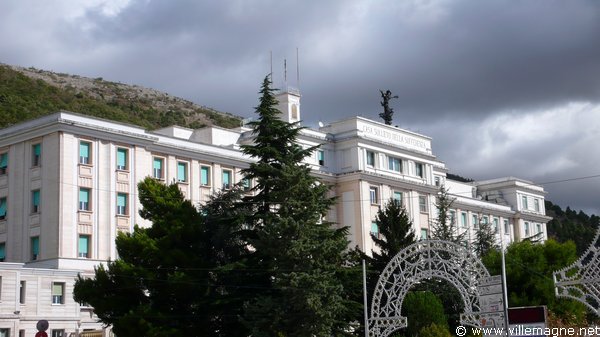 La « Maison du soulagement de la souffrance » à San Giovanni Rotondo, un hôpital ultramoderne voulu et mis en œuvre par le Padre Pio dans ce qui était une bourgade insignifiante et déshéritée des Pouilles. La « Maison du soulagement de la souffrance » à San Giovanni Rotondo, un hôpital ultramoderne voulu et mis en œuvre par le Padre Pio dans ce qui était une bourgade insignifiante et déshéritée des Pouilles.