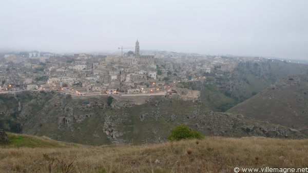 Matera, vue depuis l’autre côté du ravin Matera, vue depuis l’autre côté du ravin