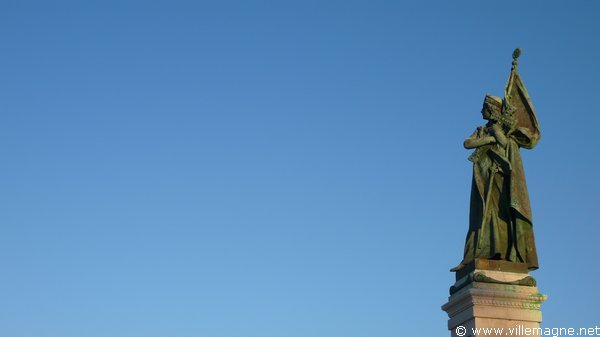 Monument en mémoire des martyrs d’Otrante, massacrés par les Turcs pour avoir refusé d’abjurer leur foi catholique à l’issue de la prise de la ville en 1480 Monument en mémoire des martyrs d’Otrante, massacrés par les Turcs pour avoir refusé d’abjurer leur foi catholique à l’issue de la prise de la ville en 1480
