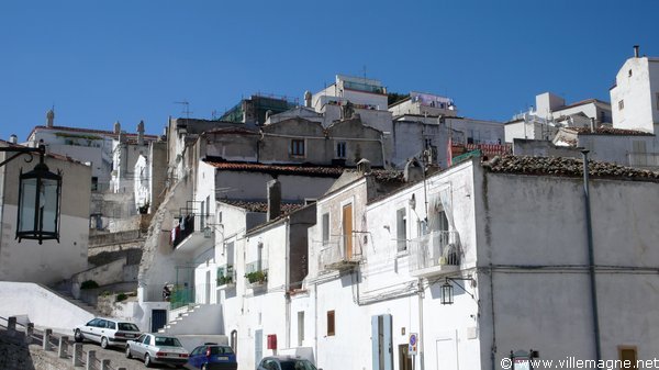 Monte Sant’ Angelo, sur le plateau du Gargan Monte Sant’ Angelo, sur le plateau du Gargan
