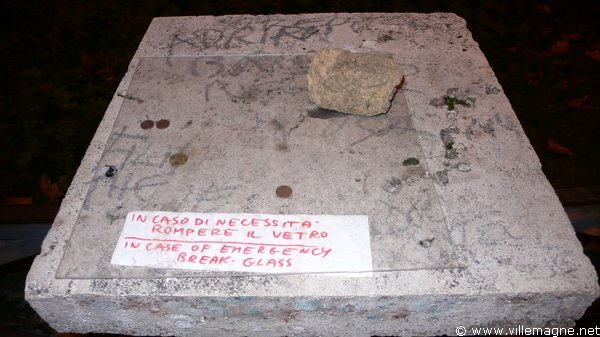 Ne briser la vitre qu’en cas d’urgence… Ne briser la vitre qu’en cas d’urgence…