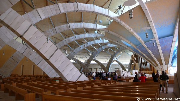 Nouvelle basilique à San Giovanni Rotondo, édifiée sur les plans de Renzo Piano à l’occasion de la canonisation du Padre Pio Nouvelle basilique à San Giovanni Rotondo, édifiée sur les plans de Renzo Piano à l’occasion de la canonisation du Padre Pio