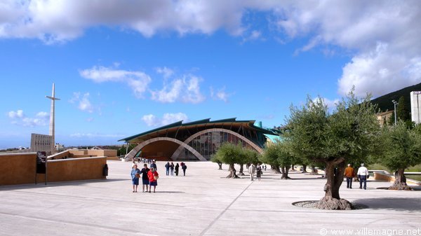Nouvelle basilique à San Giovanni Rotondo, édifiée sur les plans de Renzo Piano à l’occasion de la canonisation du Padre Pio Nouvelle basilique à San Giovanni Rotondo, édifiée sur les plans de Renzo Piano à l’occasion de la canonisation du Padre Pio