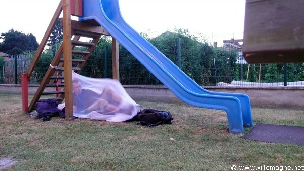 Nuit au jardin public de Nibbia - L’indispensable moustiquaire pour parer aux moustiques dans la plaine du Pô Nuit au jardin public de Nibbia - L’indispensable moustiquaire pour parer aux moustiques dans la plaine du Pô