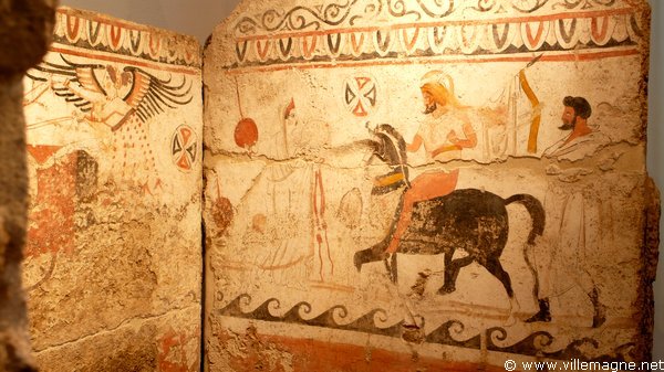 Peintures de tombes conservées au musée de Paestum (IVe siècle avant J.-C.) Peintures de tombes conservées au musée de Paestum (IVe siècle avant J.-C.)