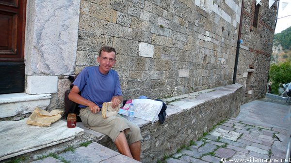 Petit-déjeuner sur le parvis de l’église de Vagli di Sotto Petit-déjeuner sur le parvis de l’église de Vagli di Sotto