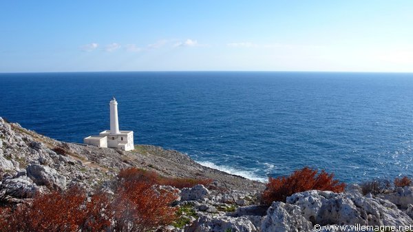 Phare du cap d’Otrante qui marque l’extrémité la plus orientale de la péninsule italienne Phare du cap d’Otrante qui marque l’extrémité la plus orientale de la péninsule italienne