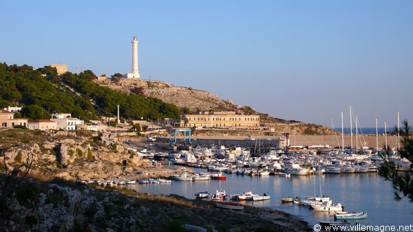 Phare et port de Leuca, à l’extrémité du Salento, le talon de la botte italienne Phare et port de Leuca, à l’extrémité du Salento, le talon de la botte italienne